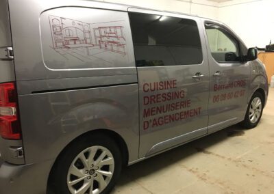 Véhicule avec habillage publicitaire